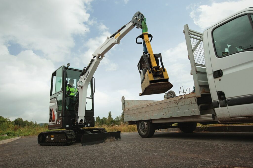 Bobcat Excavator E19 Hook lifting140710 IMG 1923 yellow compactor min