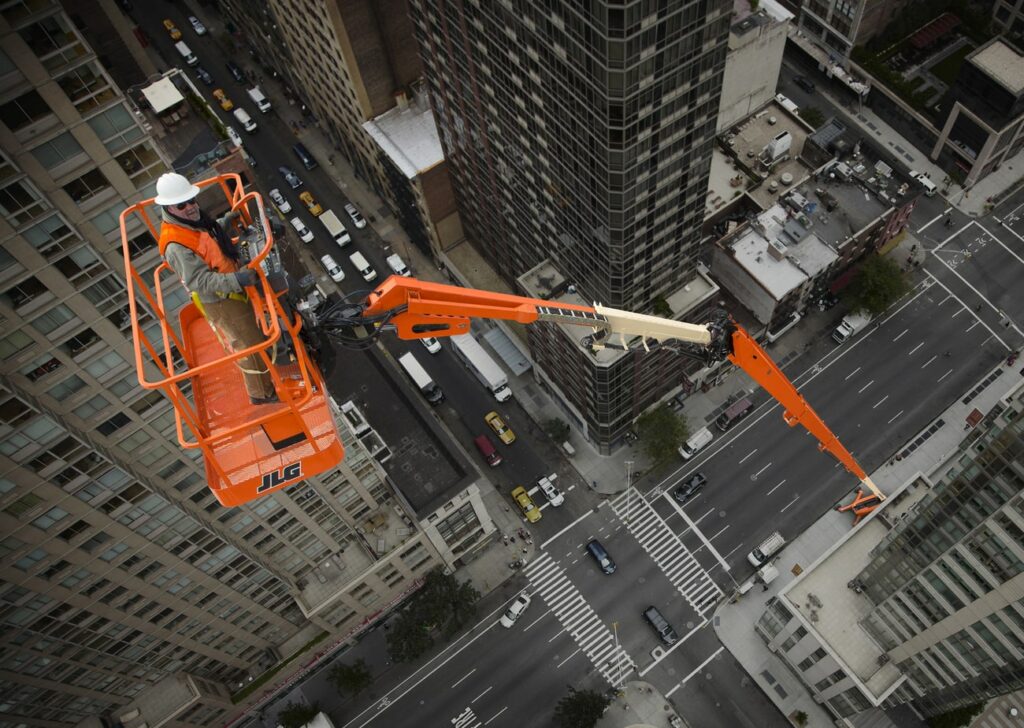 JLG 2017 JLG Images 1850SJ 01 city