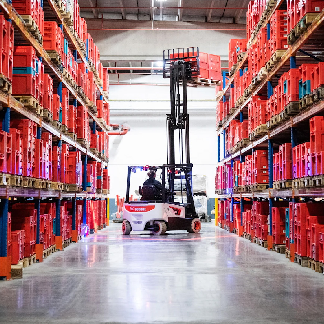 bobcat-electric-forklift-lifting-pallet
