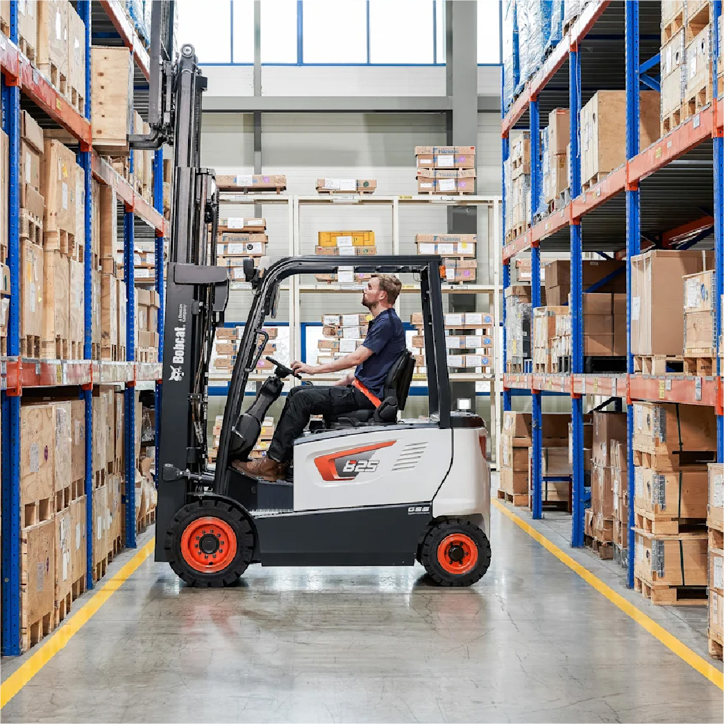 bobcat-electric-forklift-b25-in-tight-space