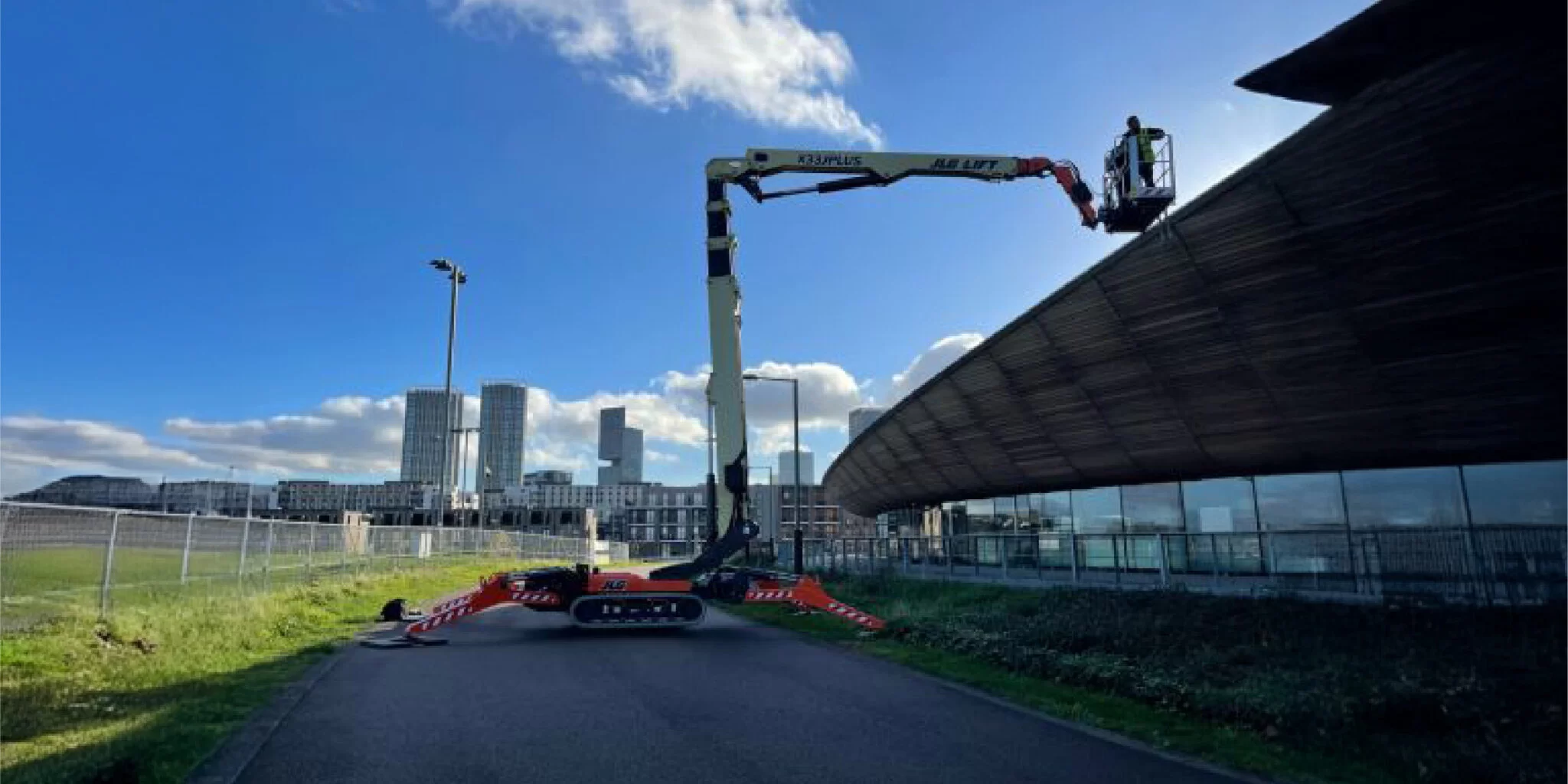 JLG compact crawler boom lift x33jp working in building 06 2048x1024