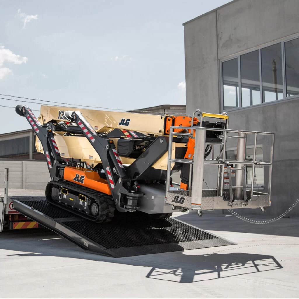 jlg compact crawler boom lift transport