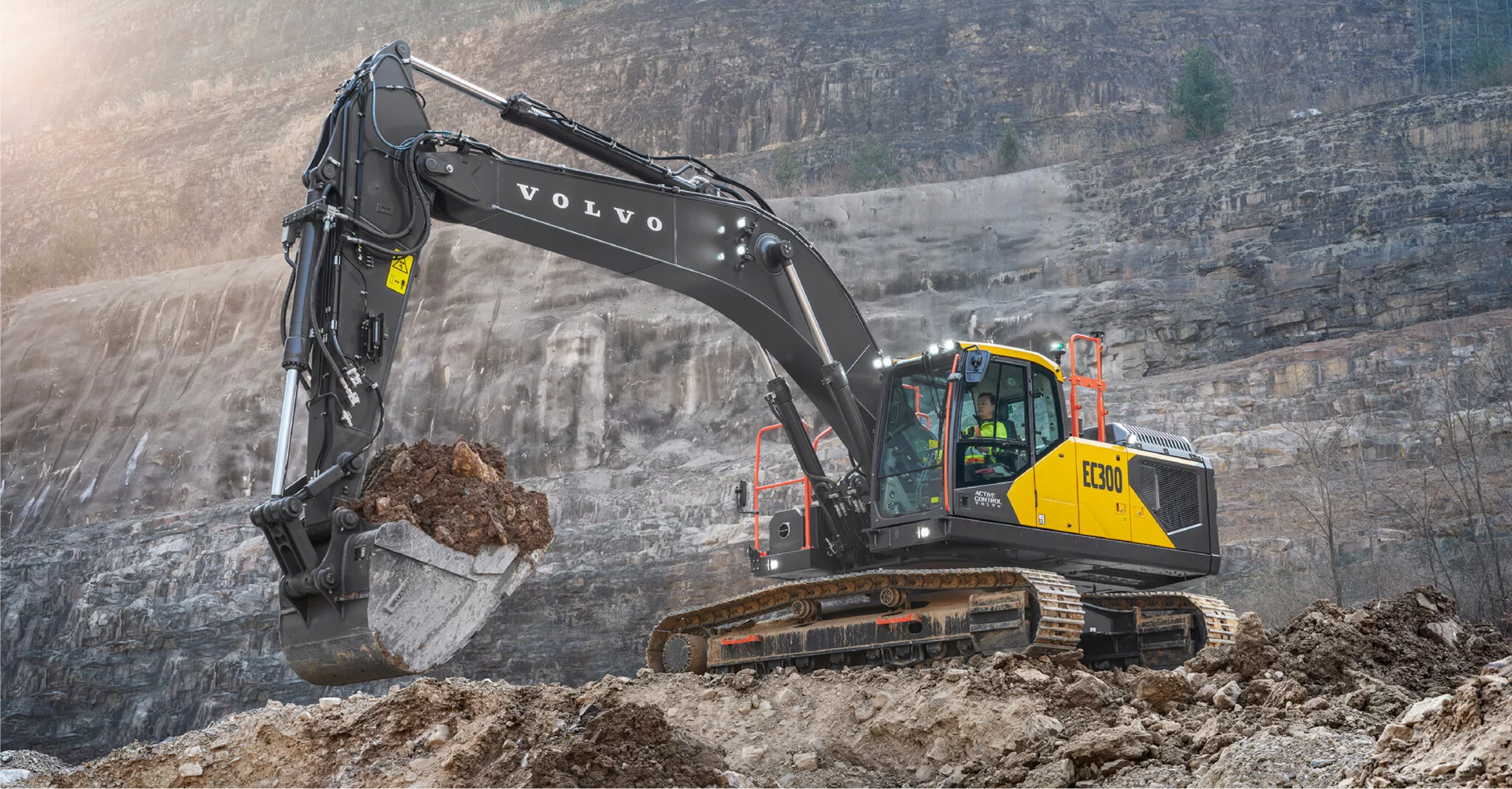volvo ec300 mining site 25 08 2048x1069