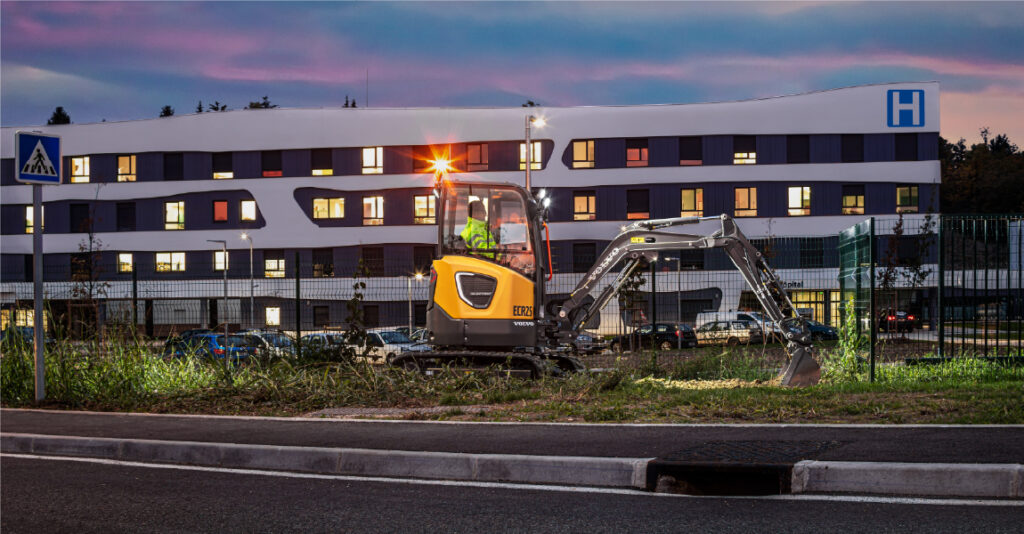 volvo ecr25 infront of hospital