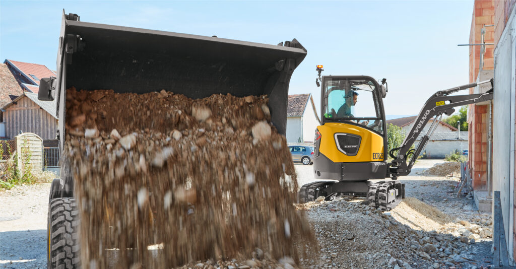 Volvo Ecr25 and L25 demolition in urban sites