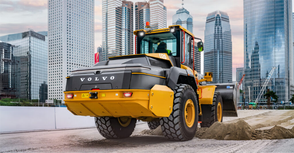 Volvo L120 in the city