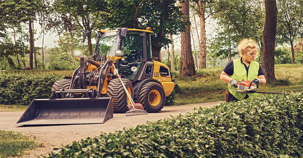 volvo L25 electric machine working on park