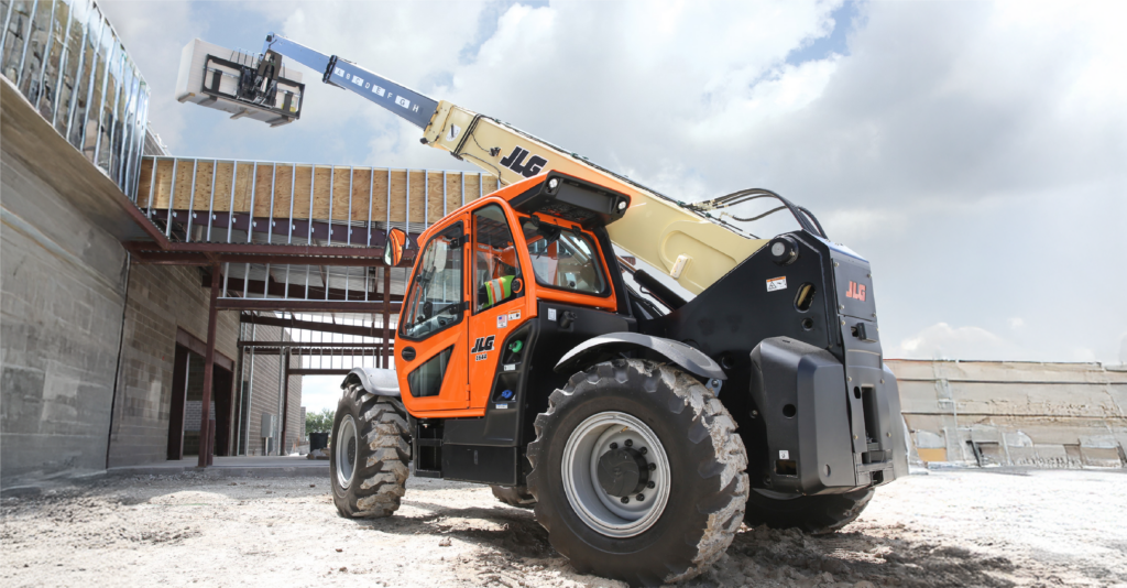 jlg-1644-telehandler-carrying-heavy-materials
