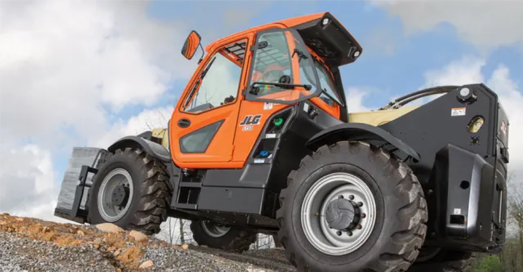 jlg-1732-telehandler-carrying-heavy-materials-in-uneven-terrain