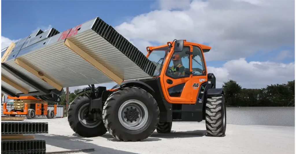 jlg-1644-telehandler-carrying-heavy-construction-material