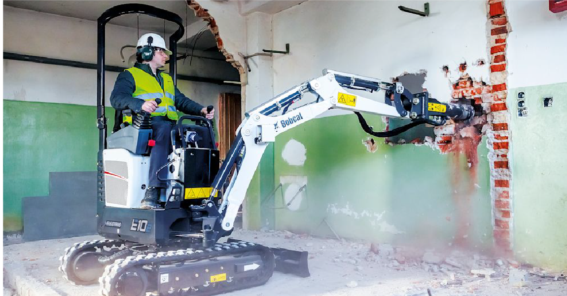 Bobcat E10e with hydraulic breaker